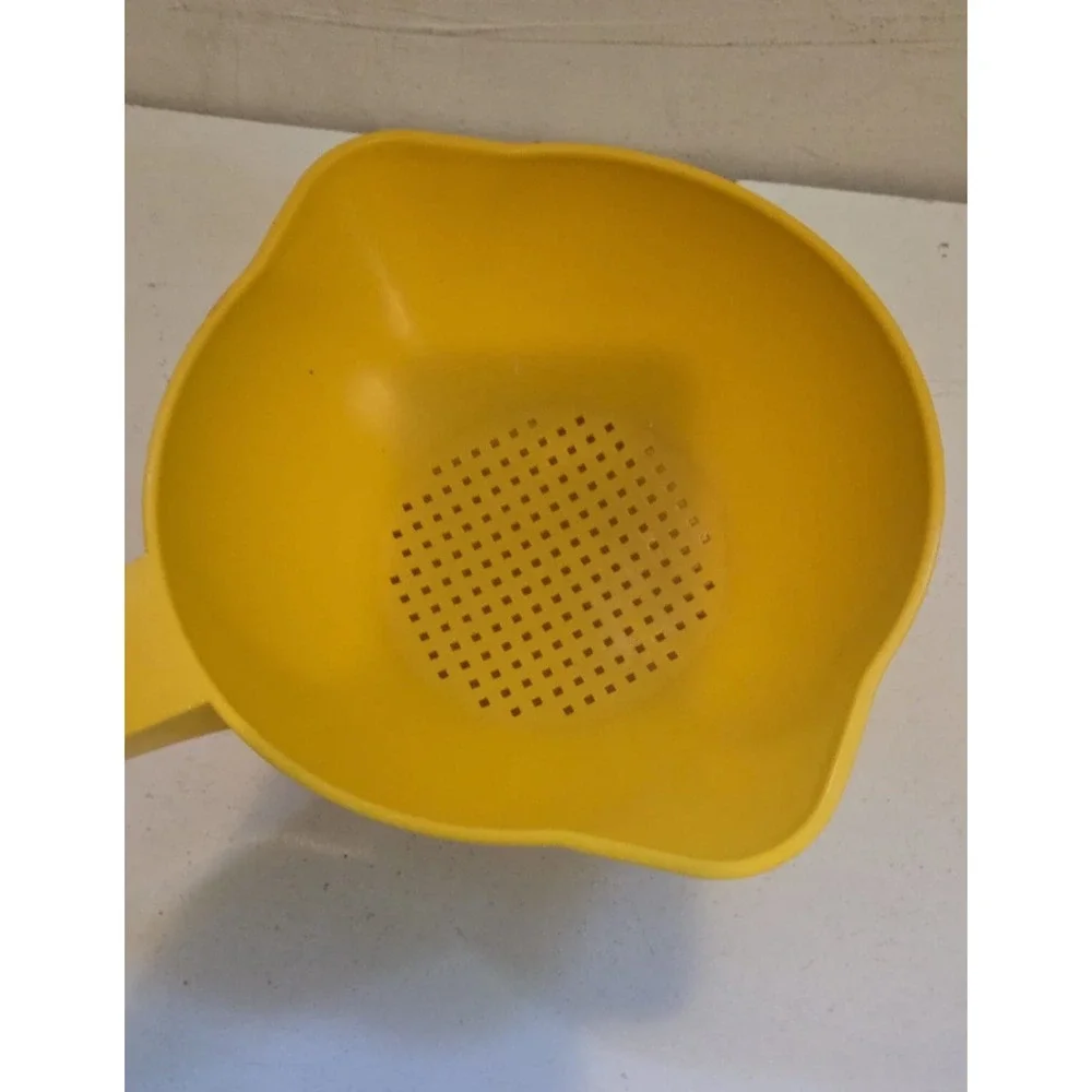 Tupperware Harvest Gold Yellow 1 Quart Strainer #1200 with Handle‎